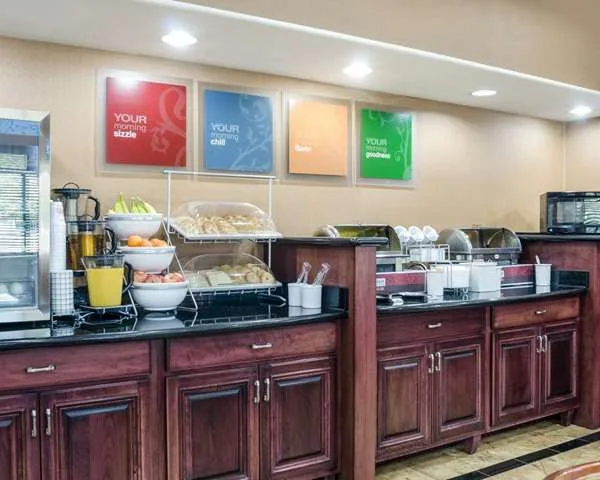 Comfort Suites Topeka Northwest suite room