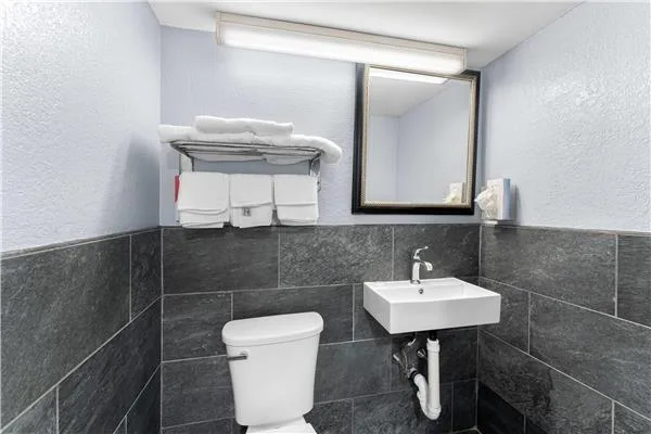 Econo Lodge Cranston - Providence gallery image