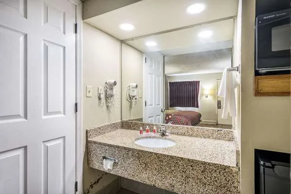 Econo Lodge Inn & Suites Huntsville University Area gallery image