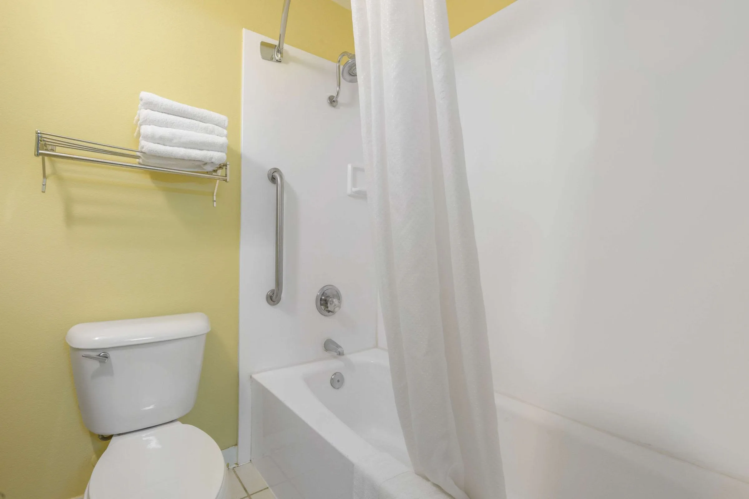 Econo Lodge Inn & Suites Triadelphia - Wheeling gallery image