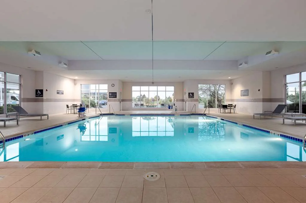 Hilton Garden Inn Milwaukee Northwest Conference Center gallery image