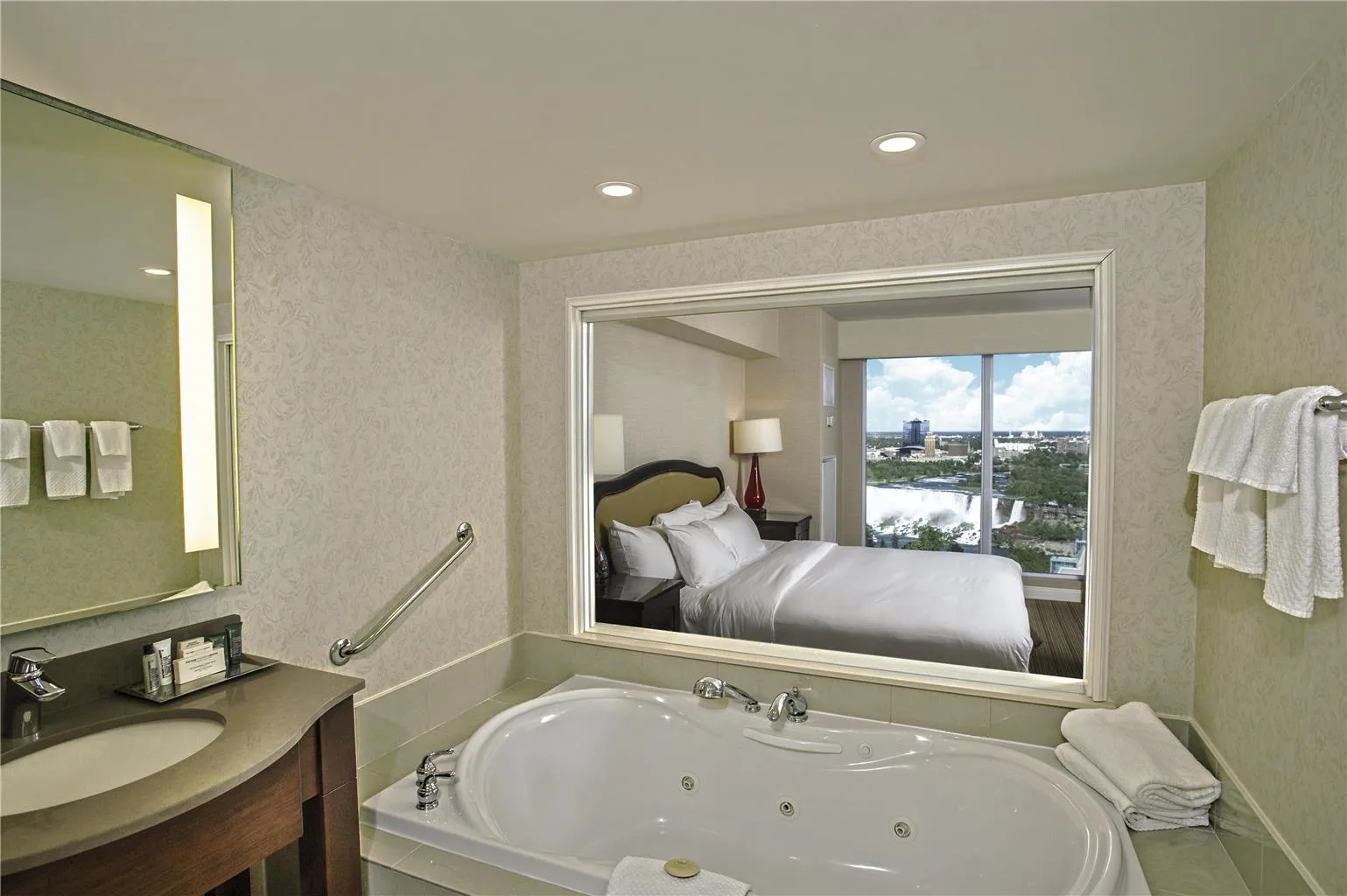 Hilton Niagara Falls/Fallsview Hotel & Suites gallery image