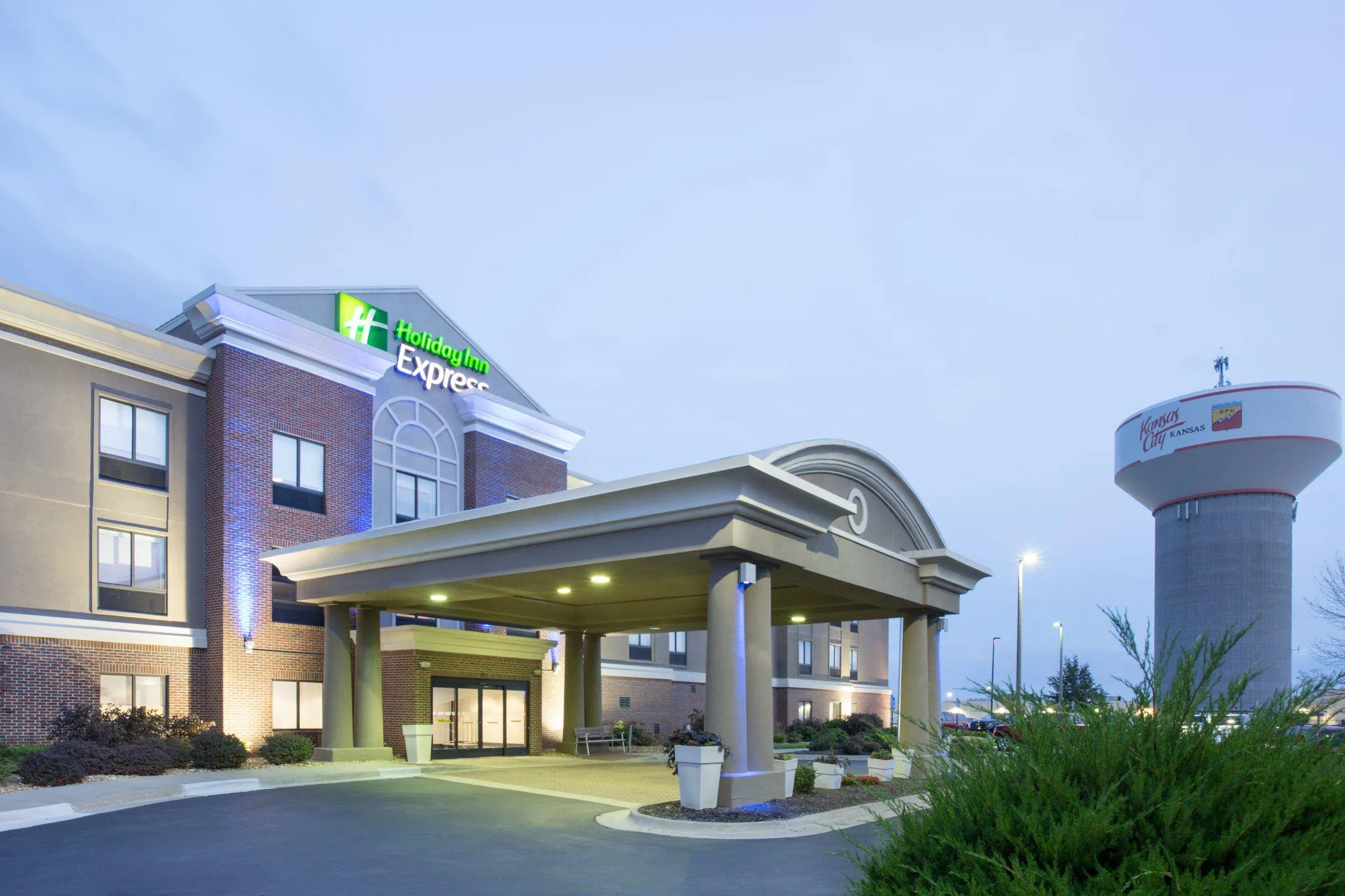 Holiday Inn Express Kansas City - at the Legends by IHG primary photo