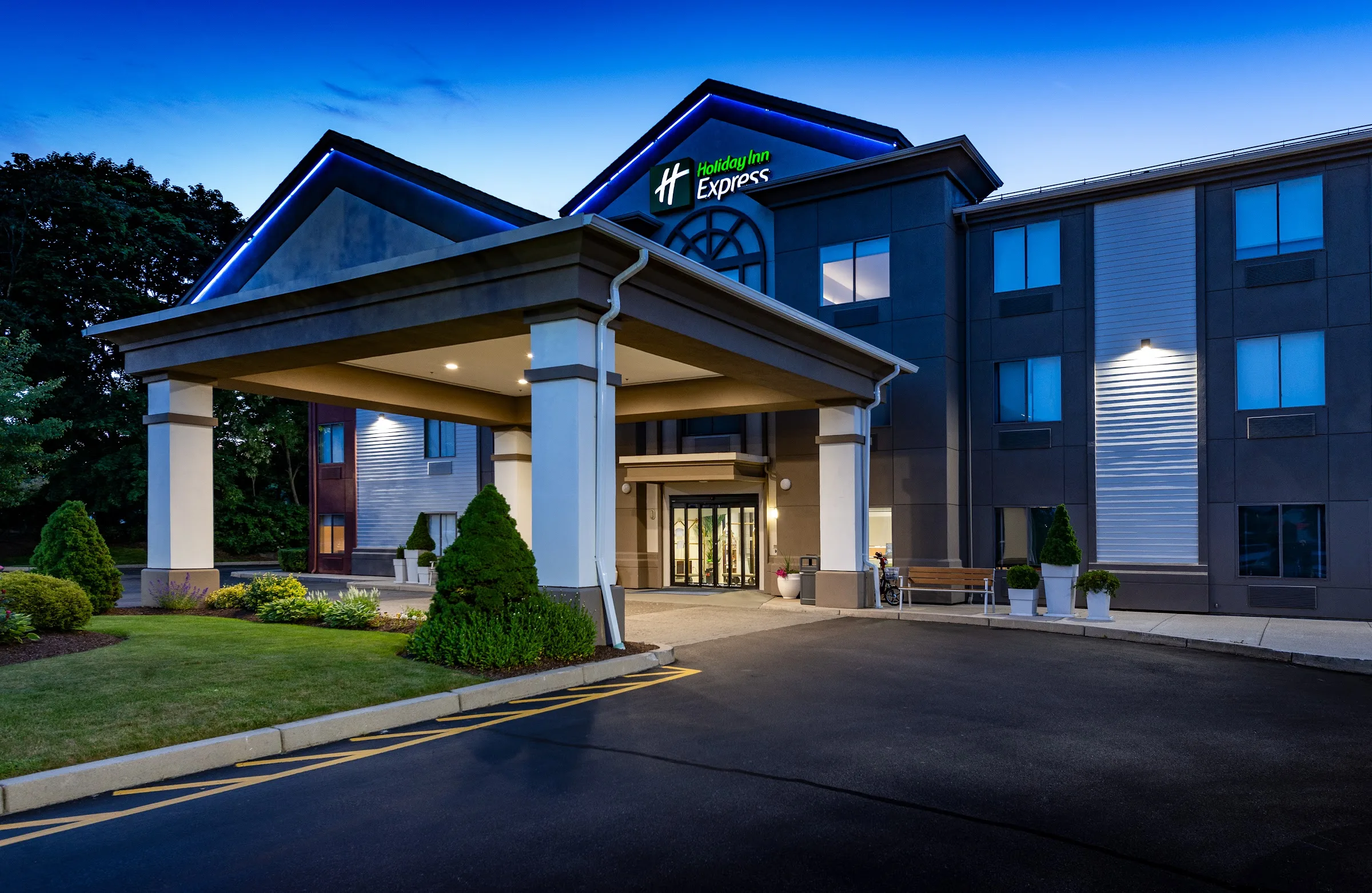 Holiday Inn Express Newport North - Middletown, an IHG Hotel primary photo