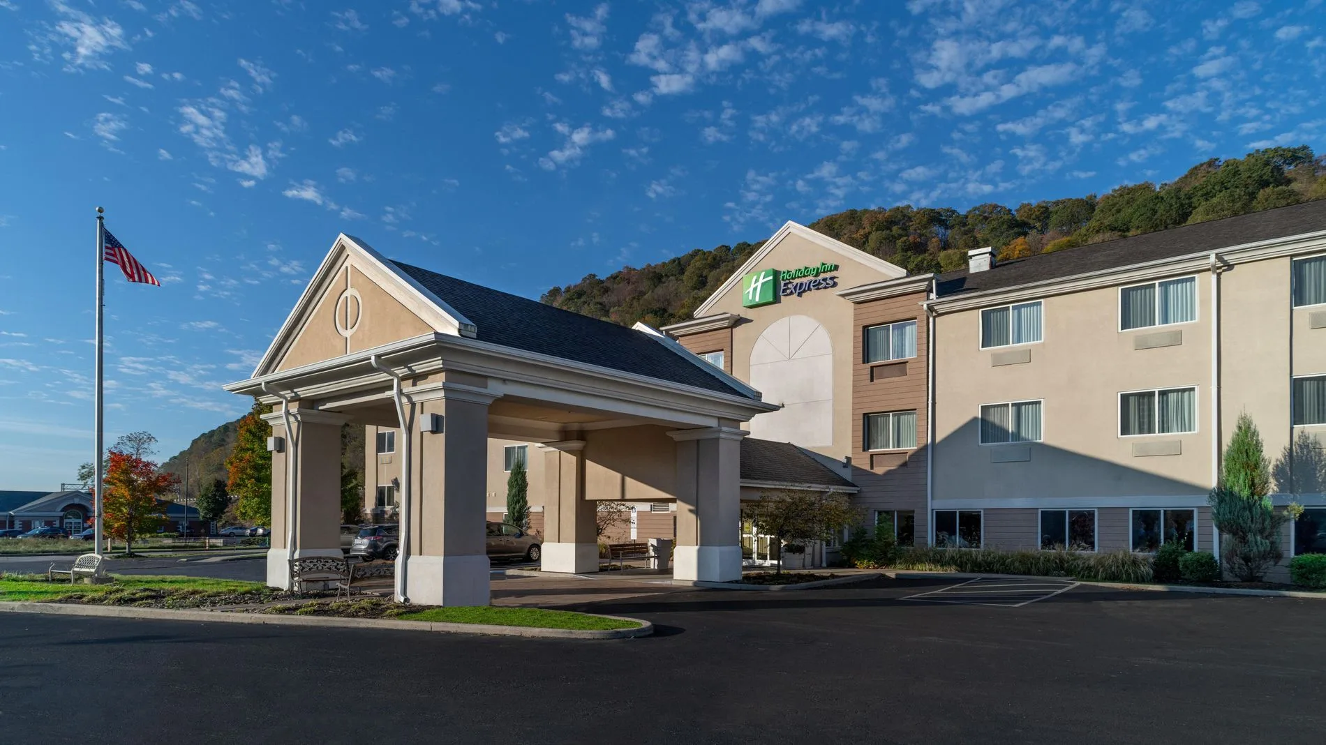Holiday Inn Express & Suites Charleston-Kanawha City by IHG primary photo