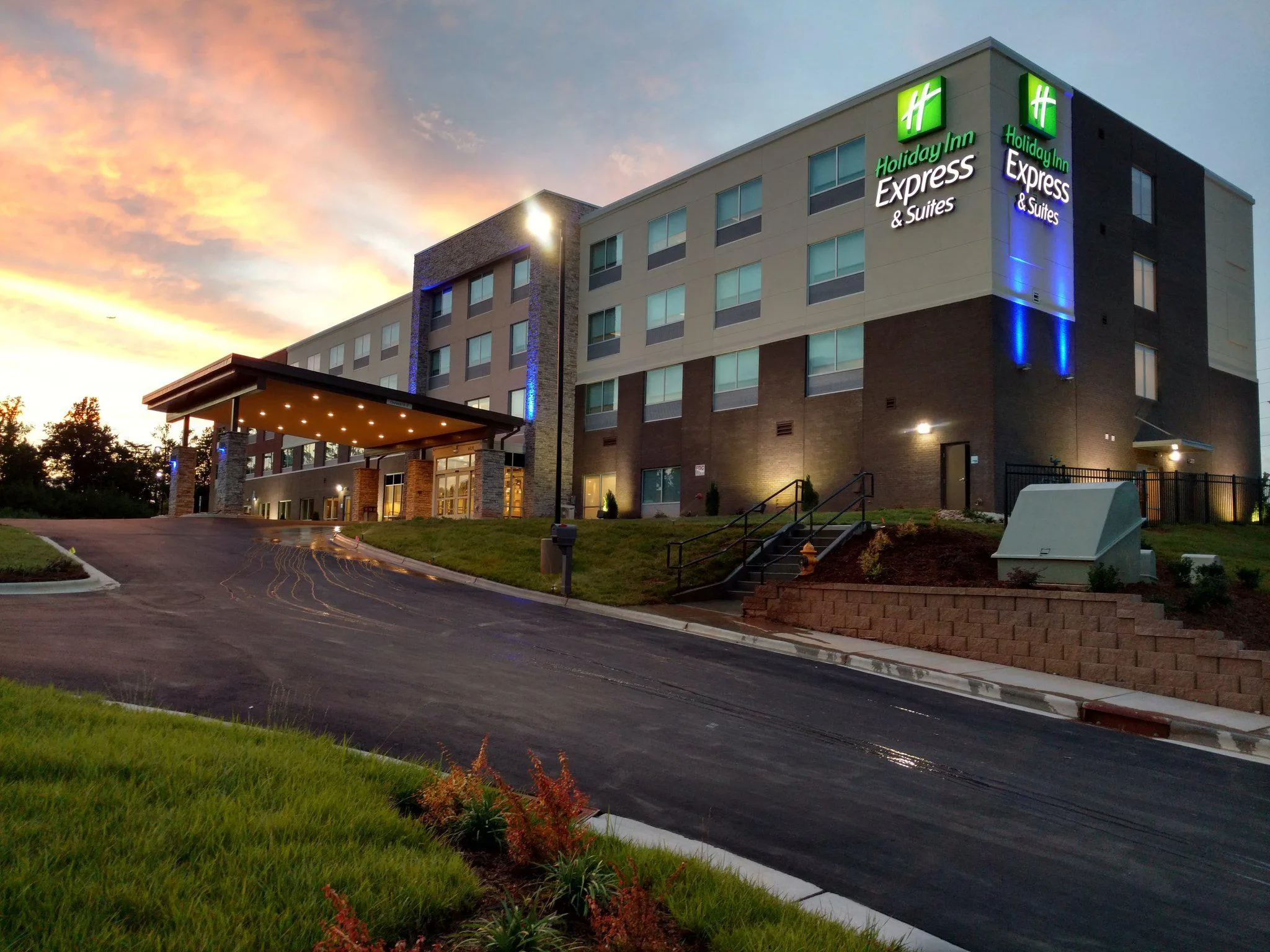 Holiday Inn Express & Suites Charlotte NE - University Area by IHG primary photo