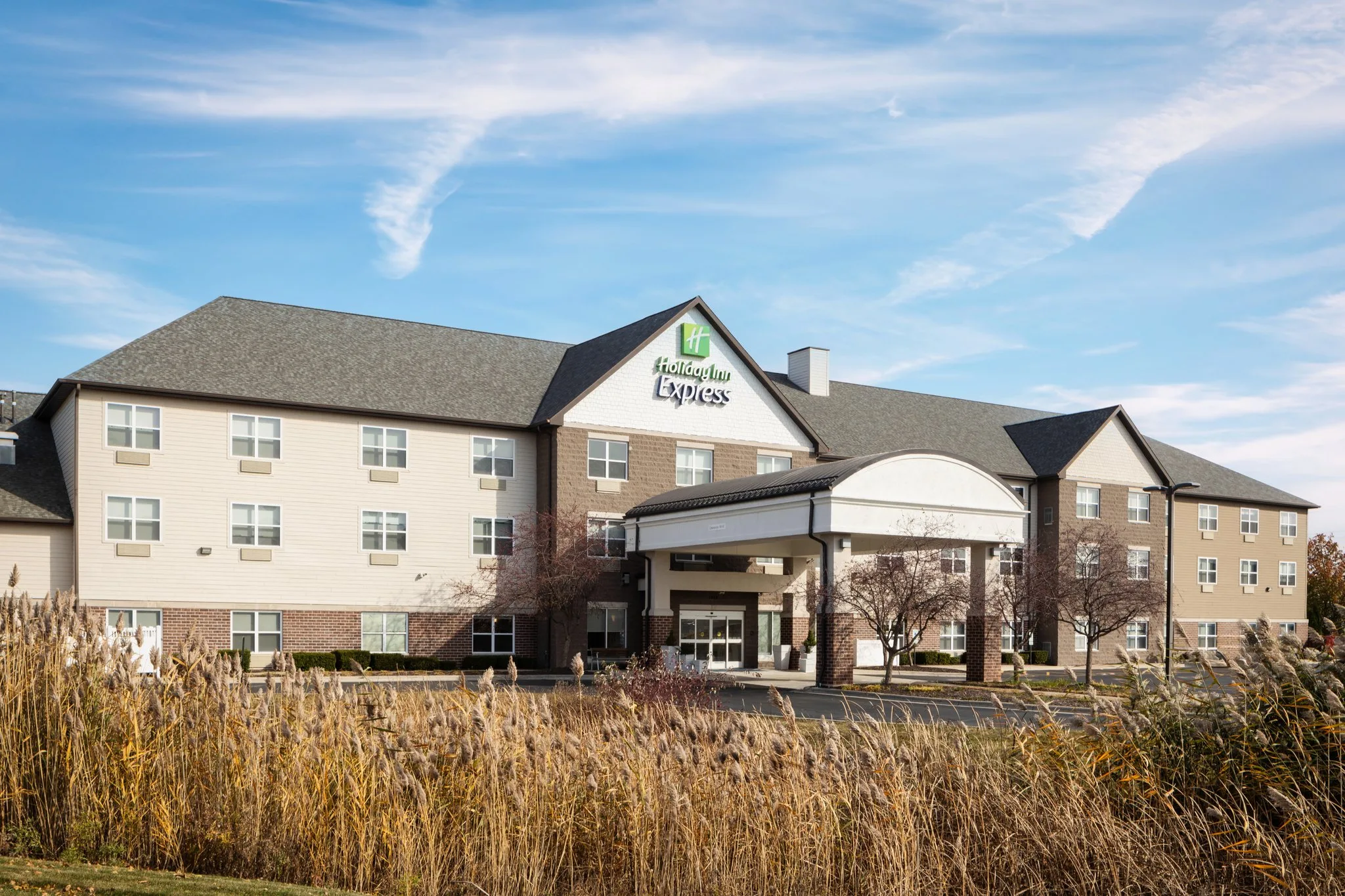 Holiday Inn Express & Suites Green Bay East by IHG