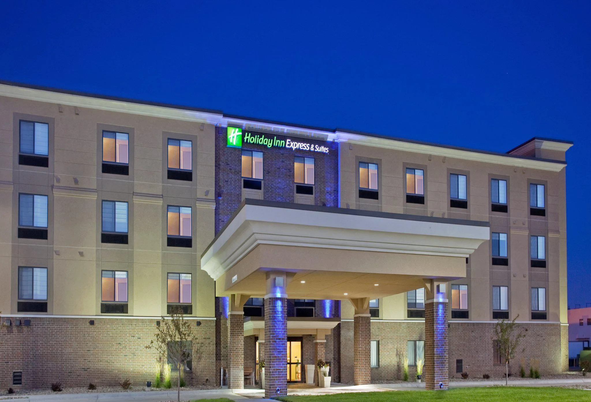 Holiday Inn Express & Suites Lincoln Airport by IHG primary photo