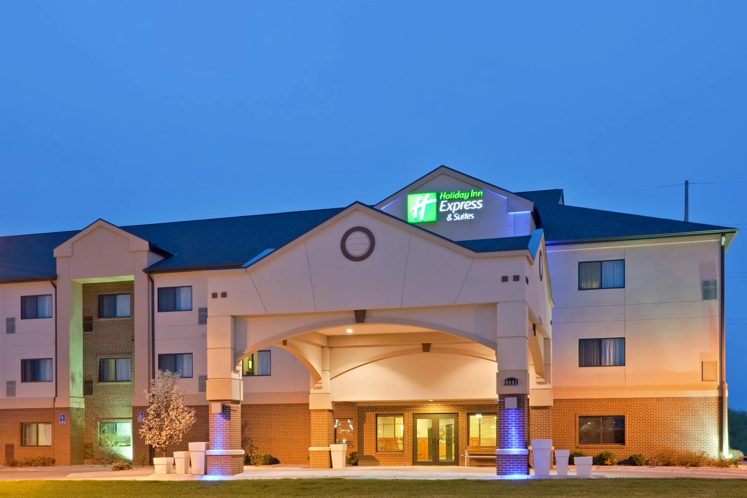 Holiday Inn Express & Suites Lincoln South by IHG primary photo