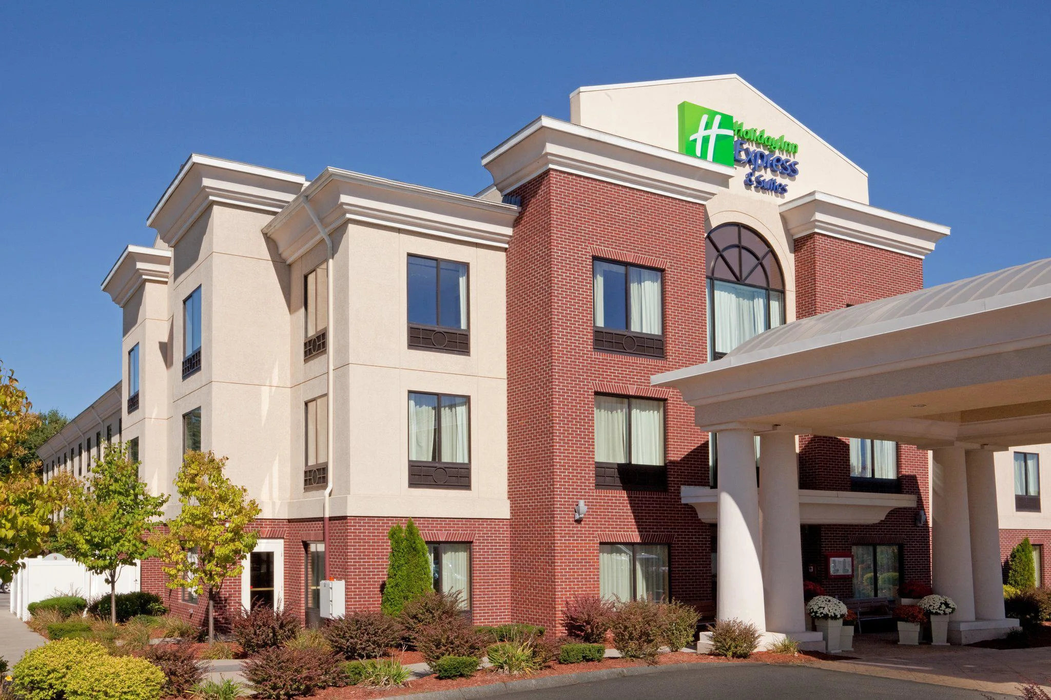 Holiday Inn Express & Suites Manchester-Airport by IHG primary photo