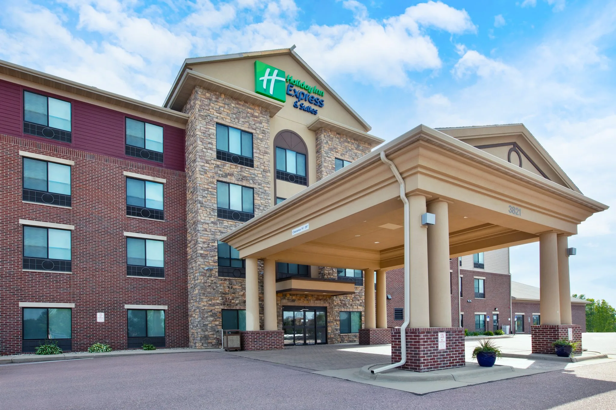 Holiday Inn Express & Suites Sioux Falls Southwest by IHG primary photo