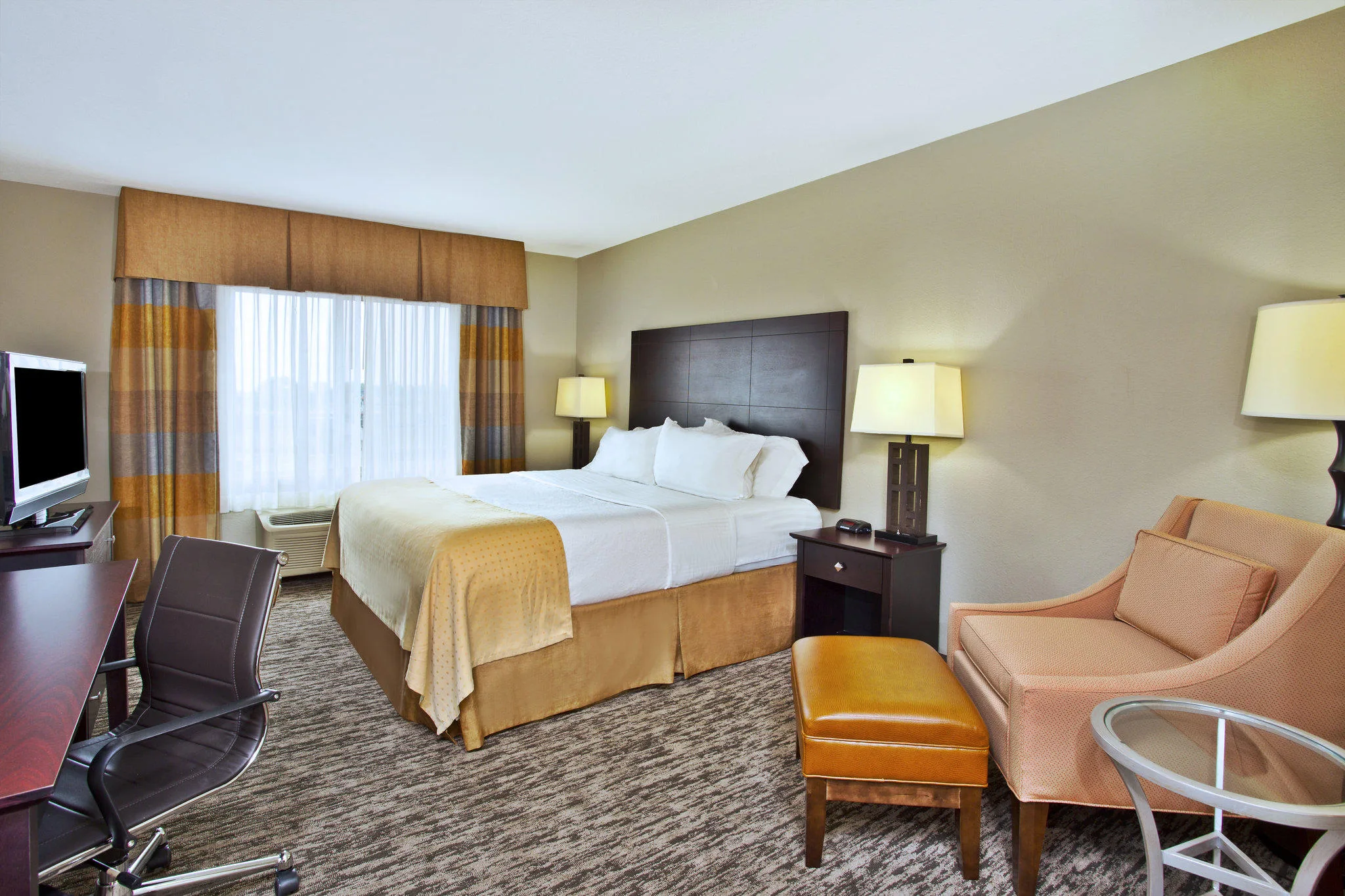 Holiday Inn & Suites Green Bay Stadium by IHG gallery image