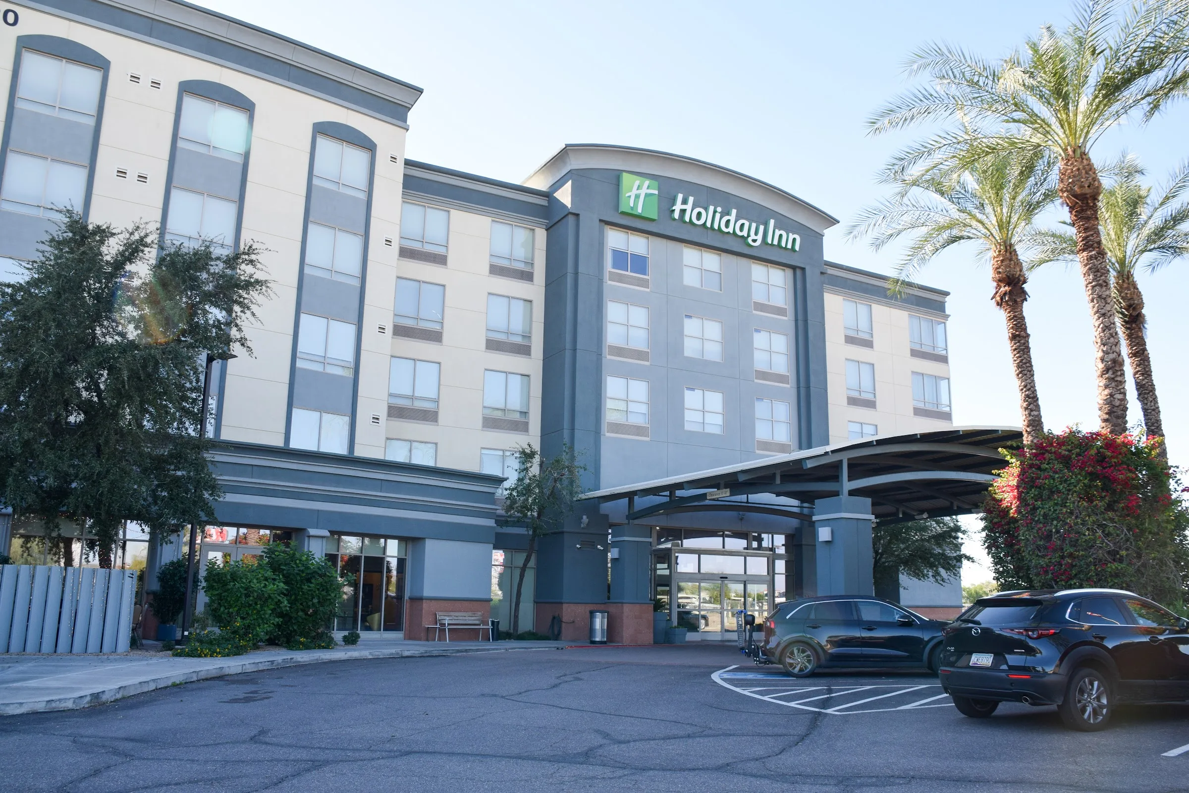 Holiday Inn & Suites Phoenix Airport by IHG primary photo