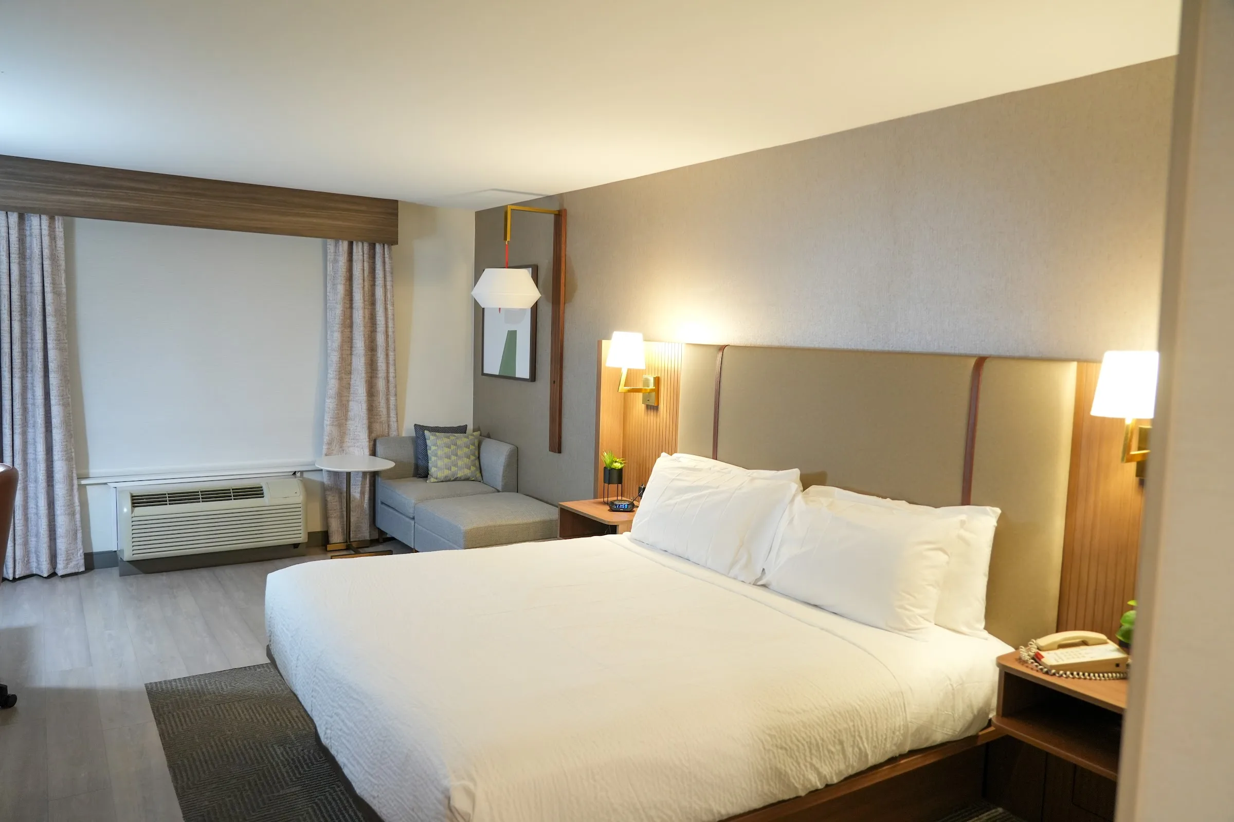 Holiday Inn & Suites Phoenix Airport by IHG gallery image