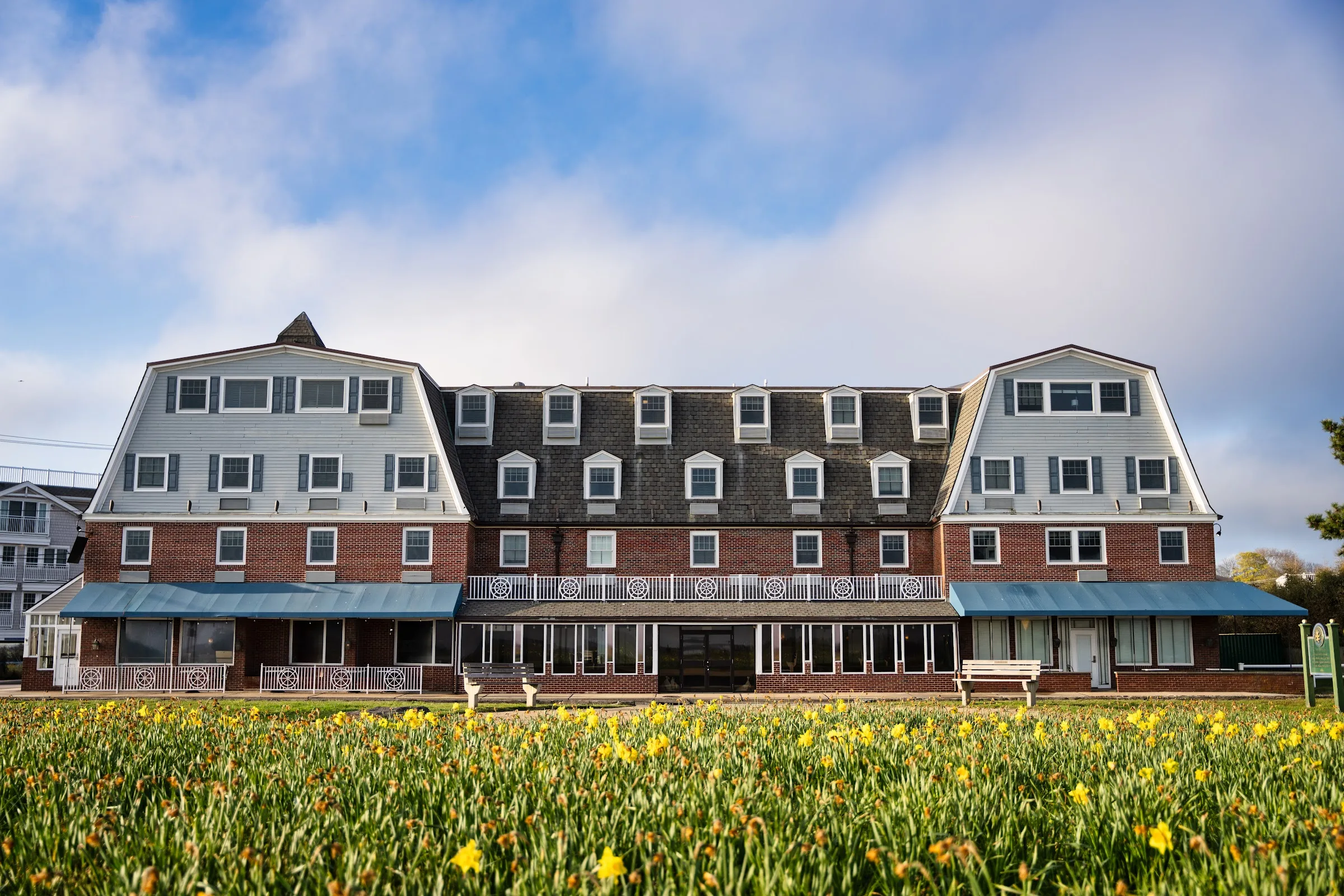 Newport Beach Hotel & Suites primary photo