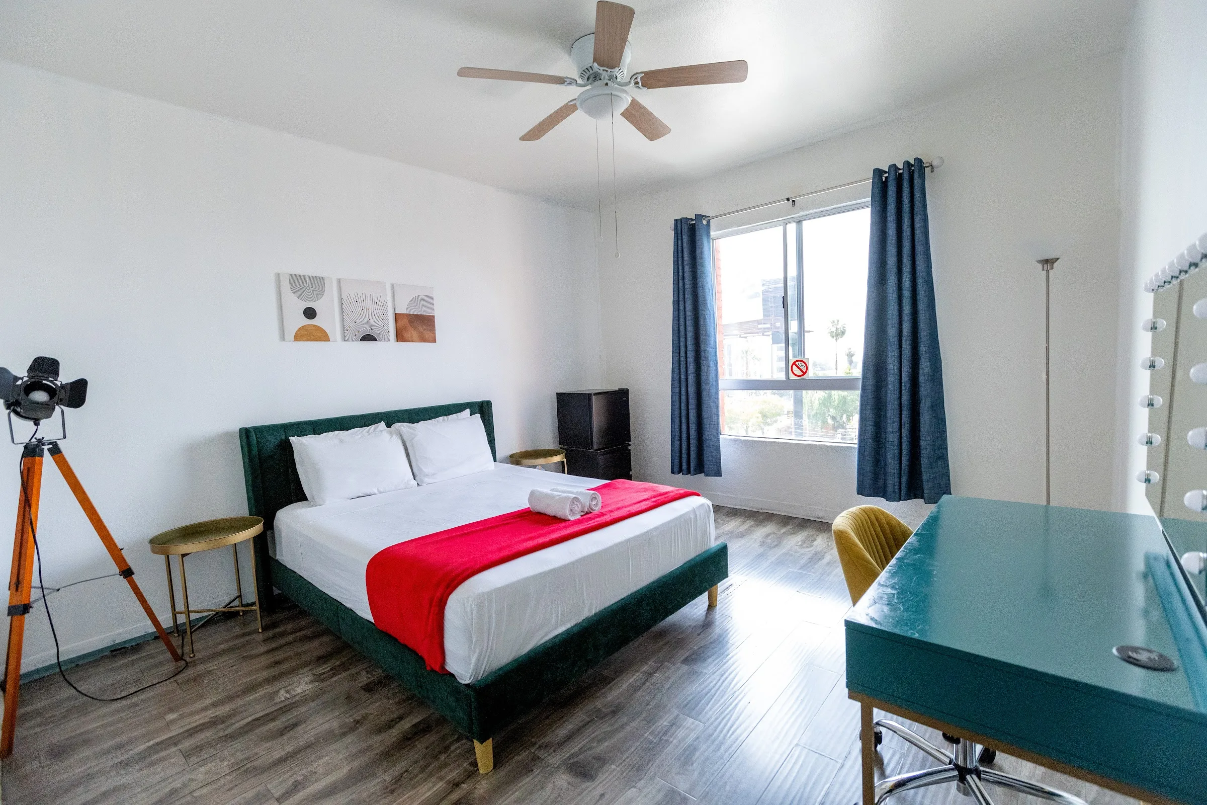 Samesun Hollywood gallery image