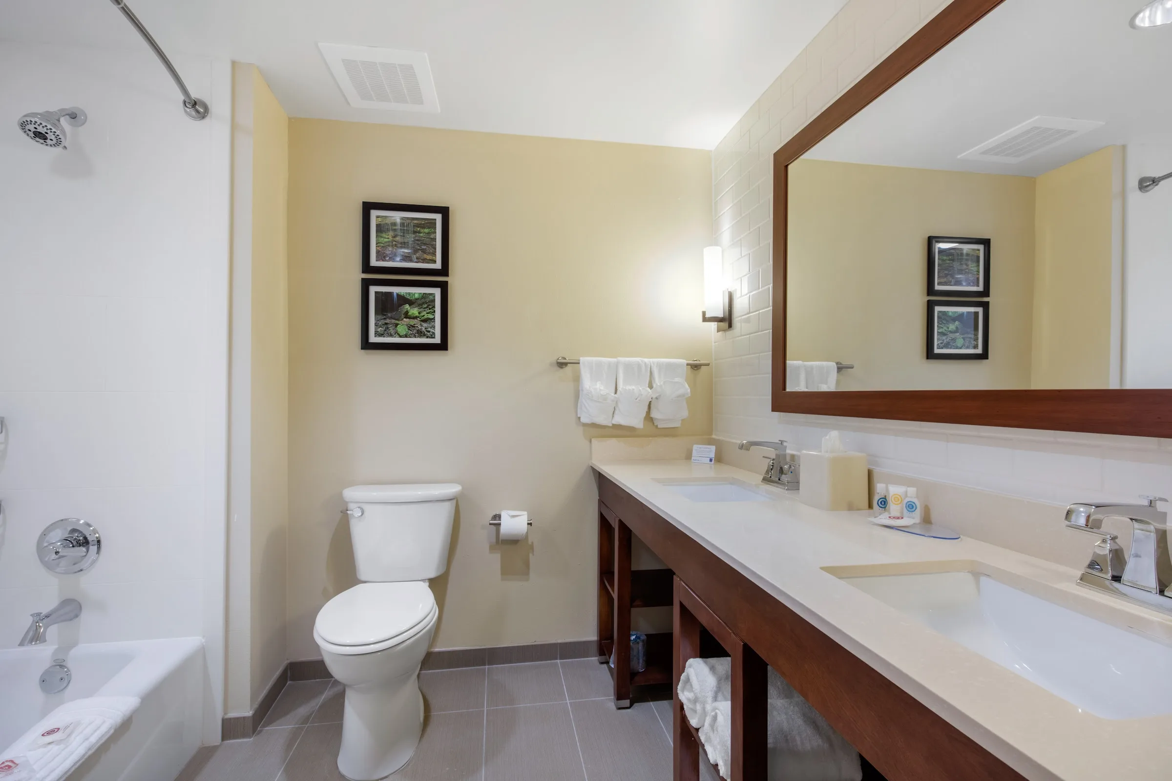Comfort Inn and Suites - Crossplex Village gallery image