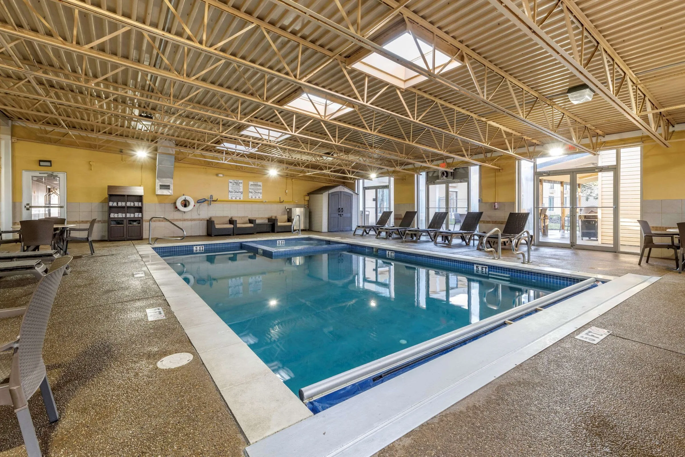 Comfort Inn & Suites Triadelphia - Wheeling gallery image