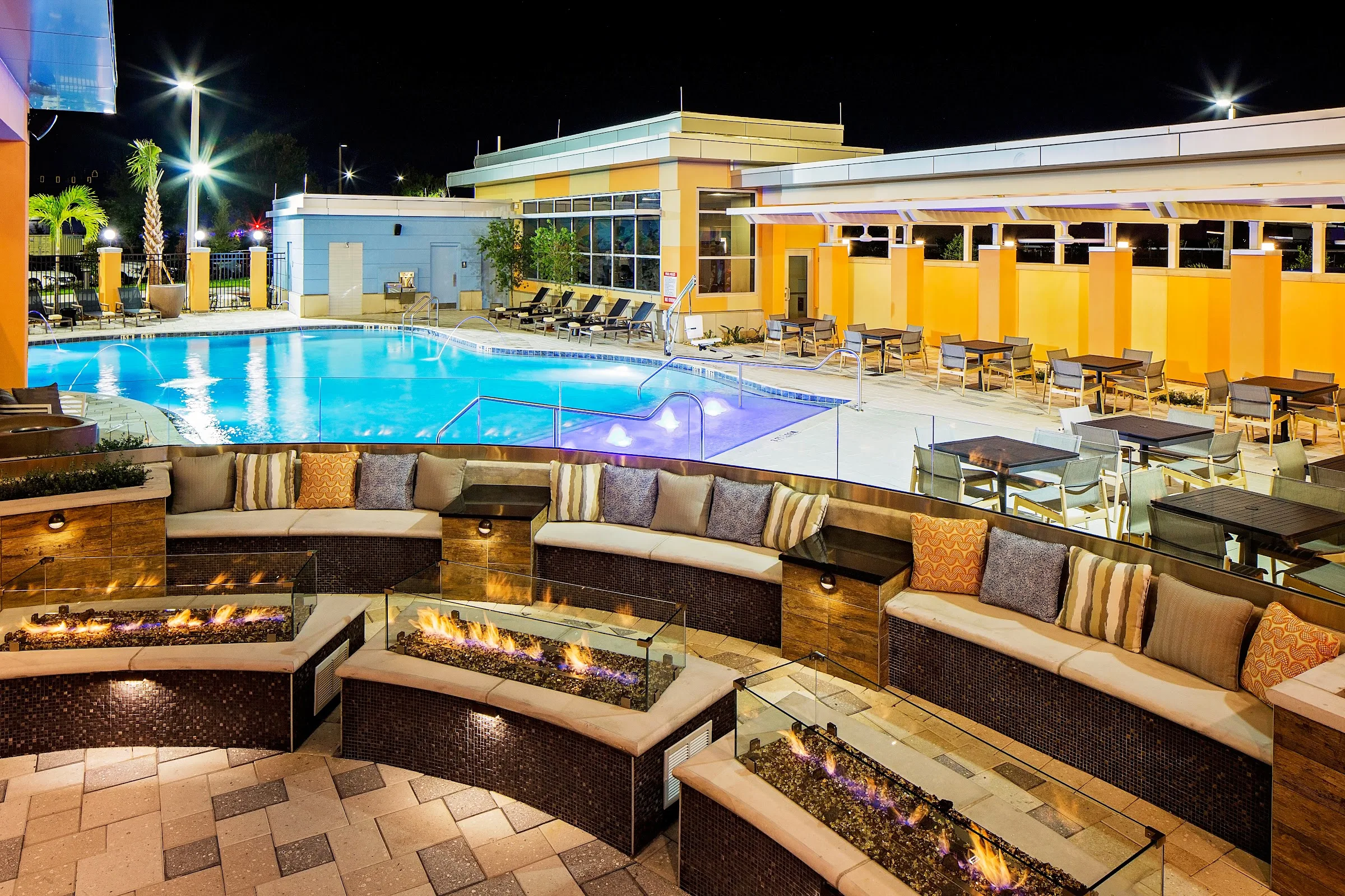 DoubleTree by Hilton Hotel at the Entrance to Universal Orlando gallery image