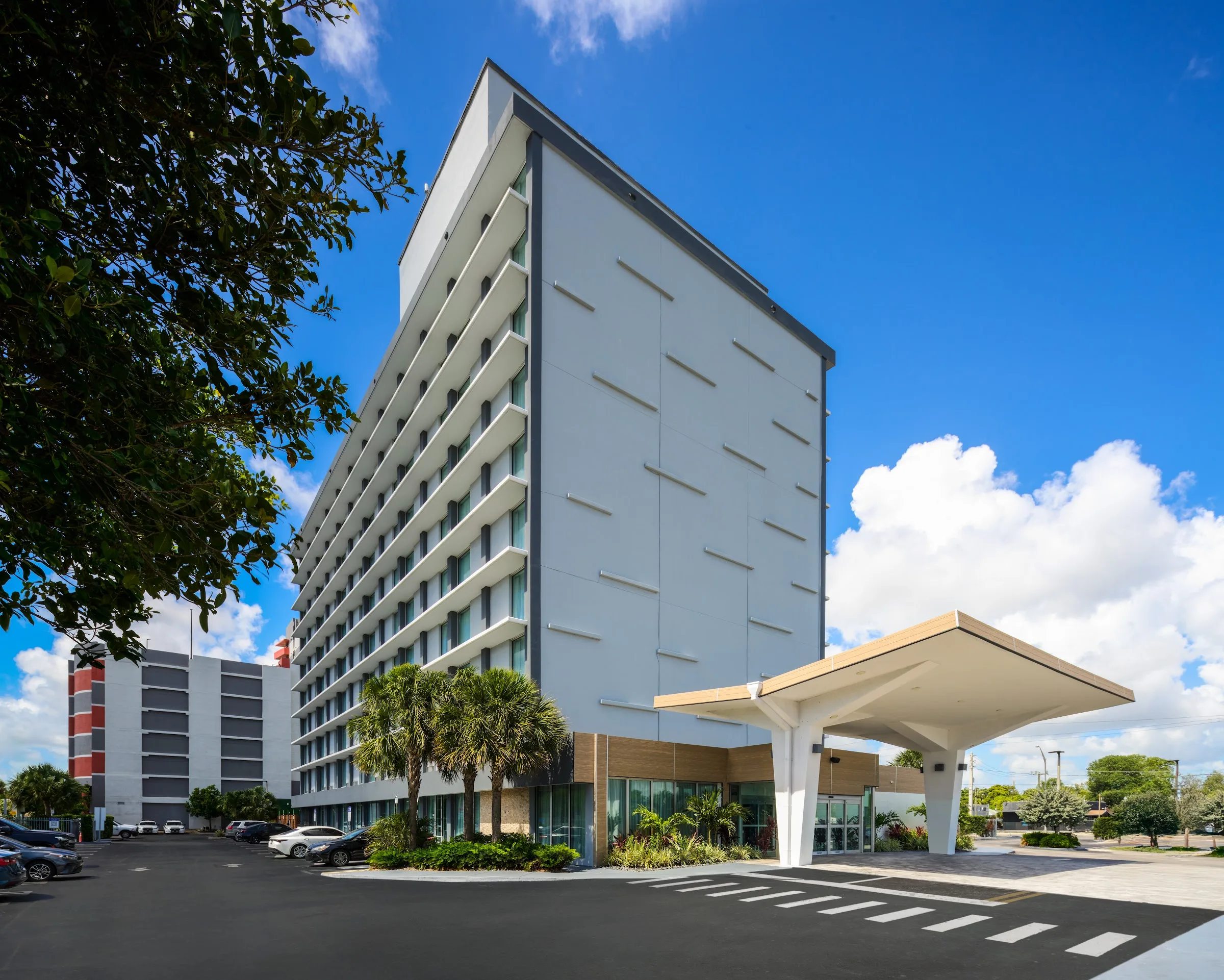 DoubleTree by Hilton Miami North I-95 gallery image