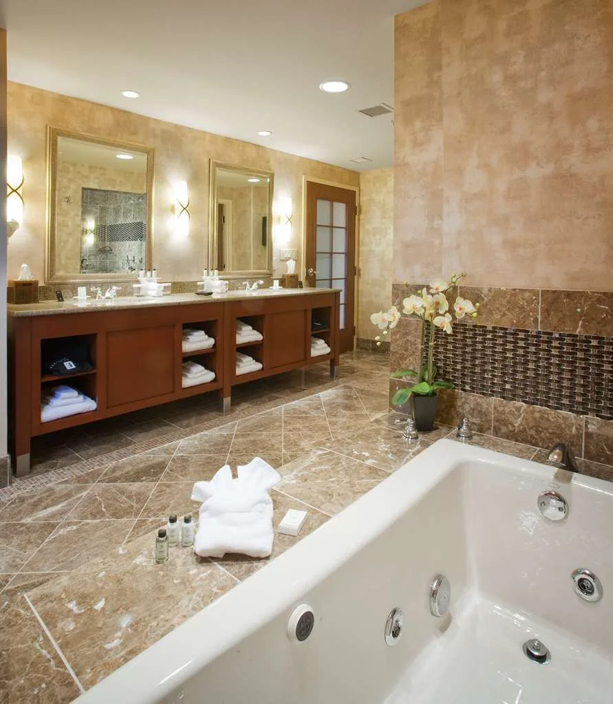 Embassy Suites by Hilton Norman suite room