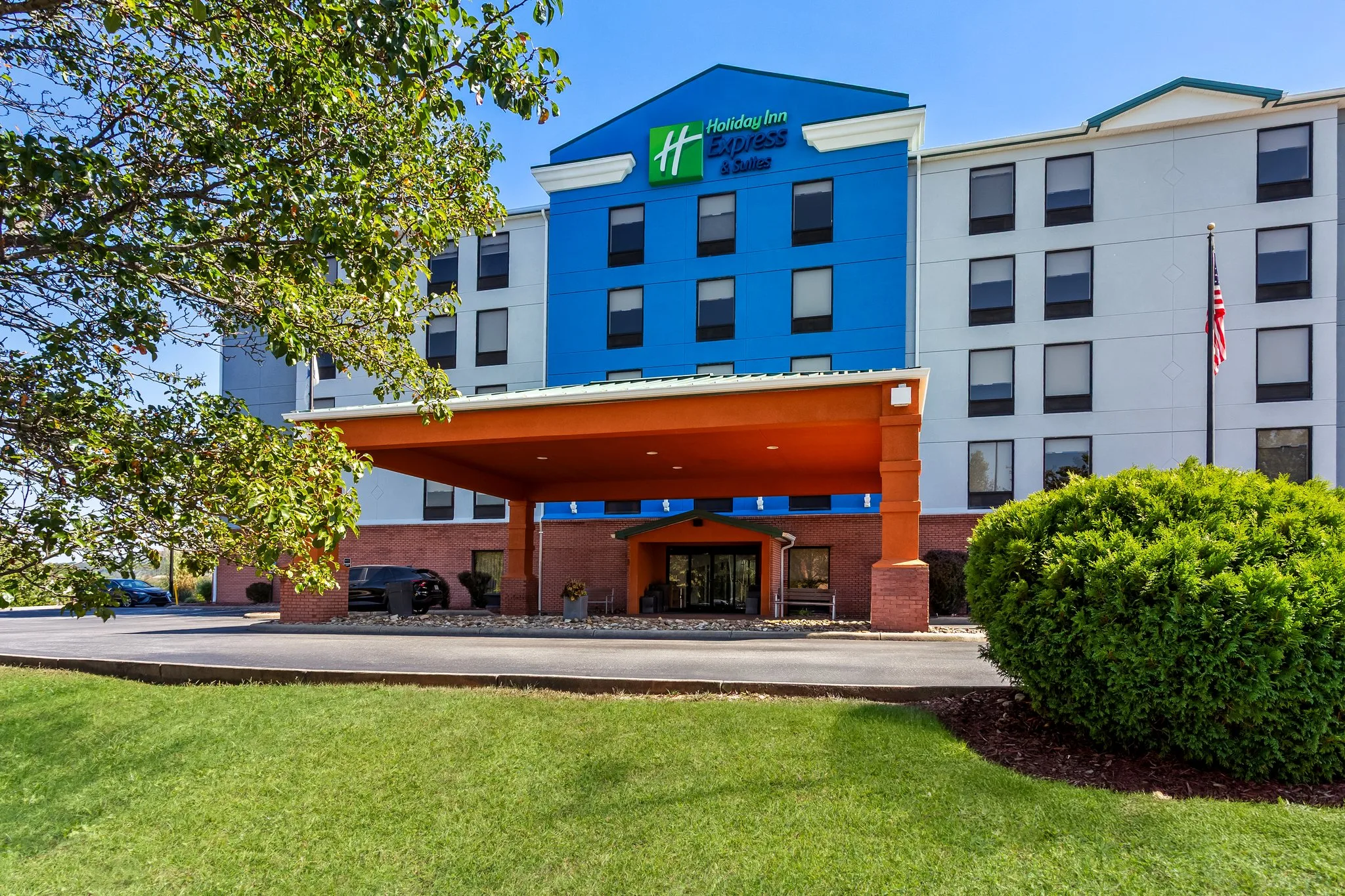 Holiday Inn Express & Suites Charleston-Southridge by IHG primary photo