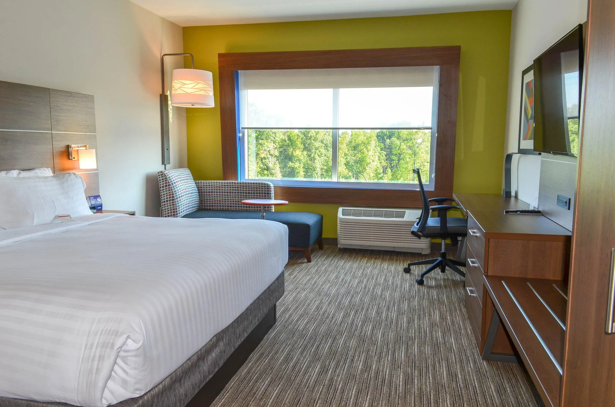 Holiday Inn Express & Suites Charlotte NE - University Area by IHG gallery image