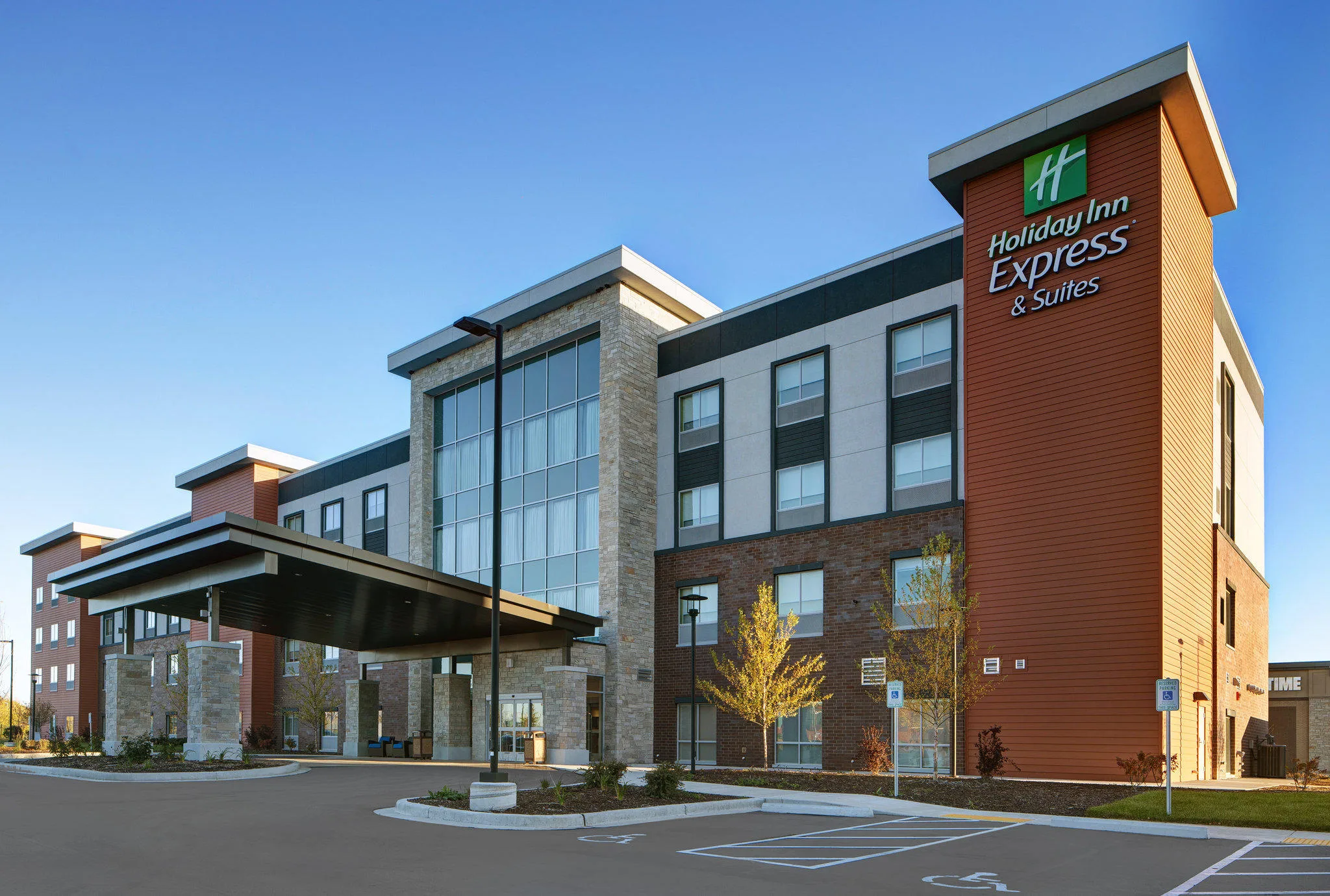 Holiday Inn Express & Suites Milwaukee - Brookfield by IHG primary photo