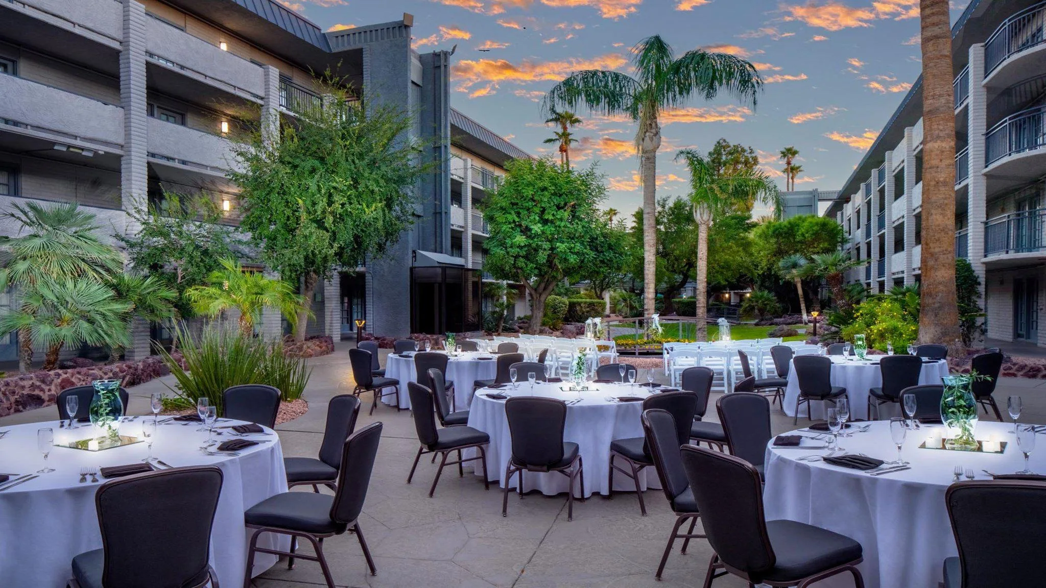 Holiday Inn & Suites Phoenix Airport North by IHG gallery image