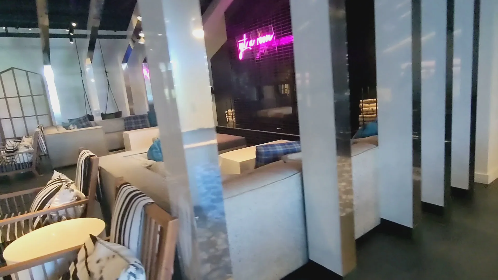 W Bellevue gallery image